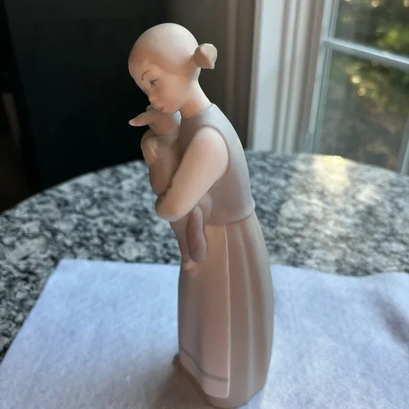 LLADRO rare Little Girl with Lamb #1010 AUTHENTIC matte finish 1969 retired 1989